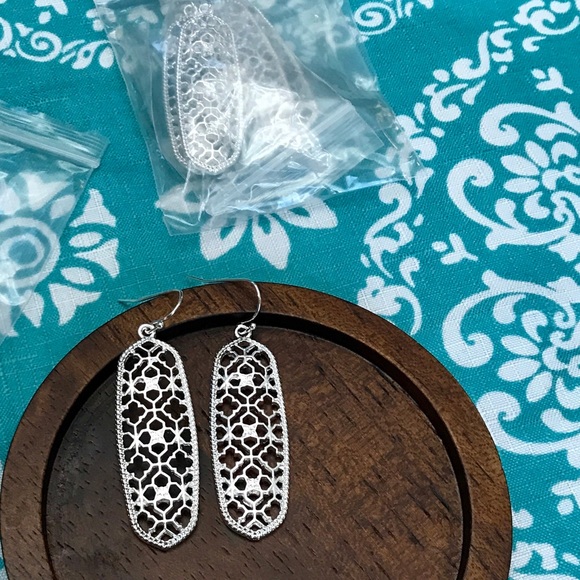 NEW💙💎STUNNING LONG ORNATE OVAL💎💙LOVELY EARRING - Picture 3 of 8